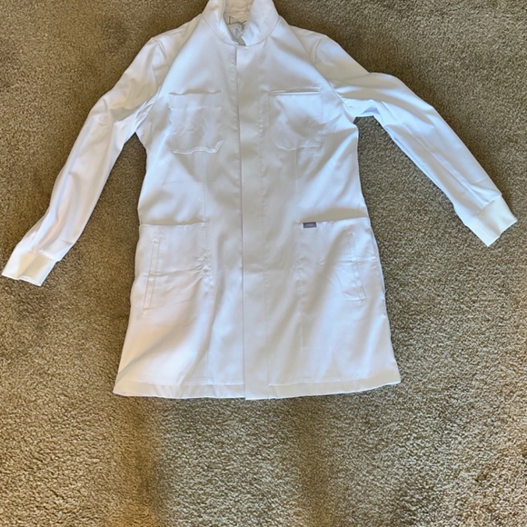 Figs Men’s Bass Dental Lab Coat - Picture 4 of 8